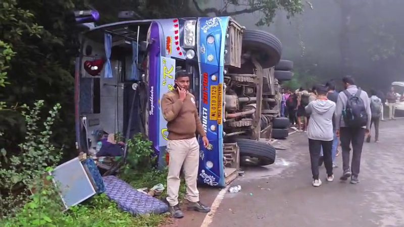 Bus overturns in Chikkamagaluru 25 injured