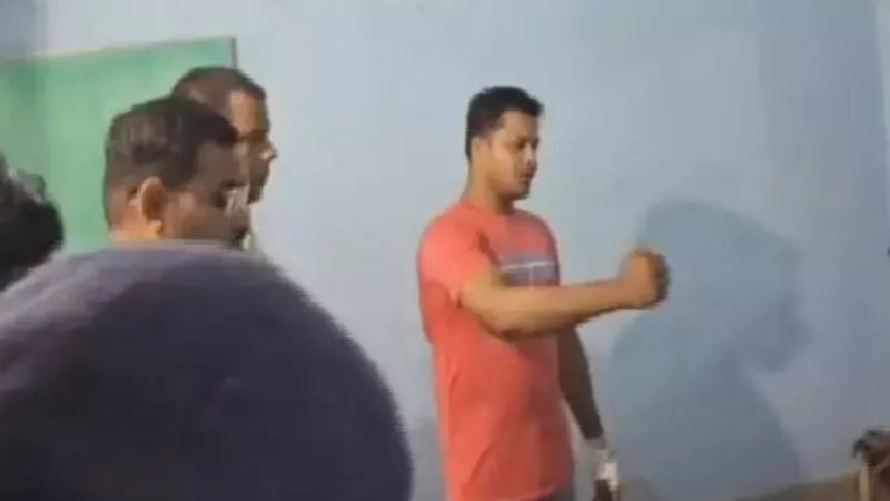 Odisha Man kills lover in lodge surrenders before police