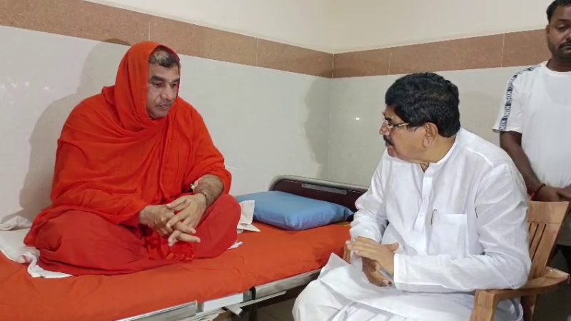 Panchamasali Sris health is improving BJP leaders visits the hospital