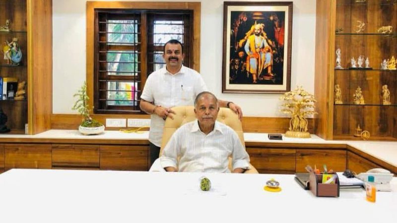 sunil kumar with his father