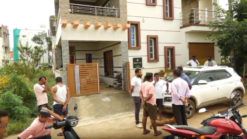1 kg gold rs 15 lakh cash stolen in hassan