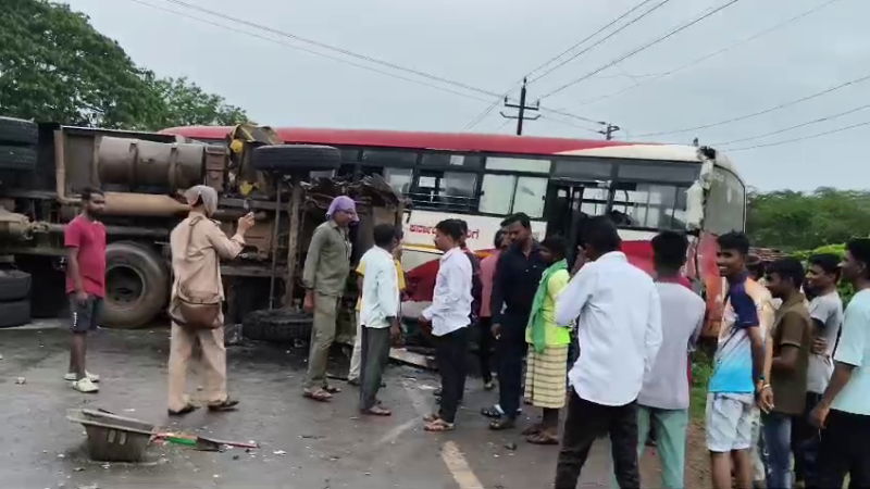 A Lorry overturned after hitting two buses Bagalkote