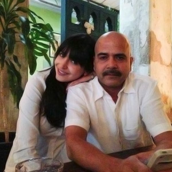 anushka sharma with her father ajay kumar sharma