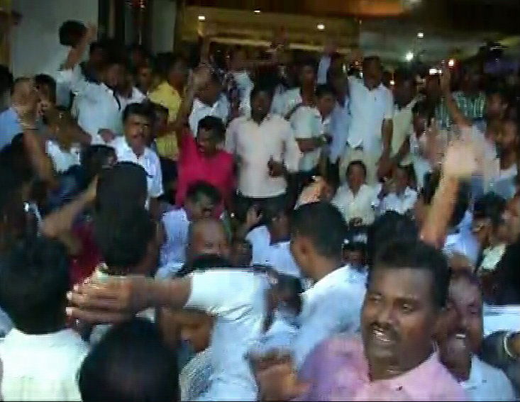 mys police lathi charge 1