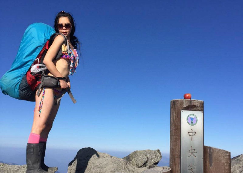 BIKINI CLIMBER Gigi Wu 2