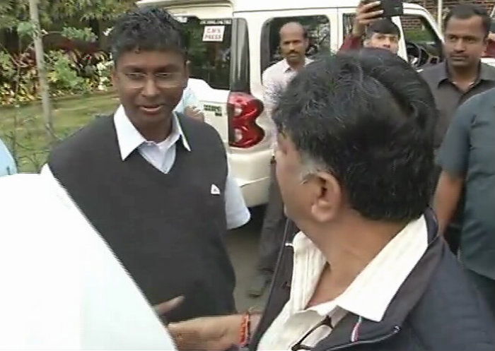 DK SHIVAKUMAR SATHISH JARAKIHOLI 1