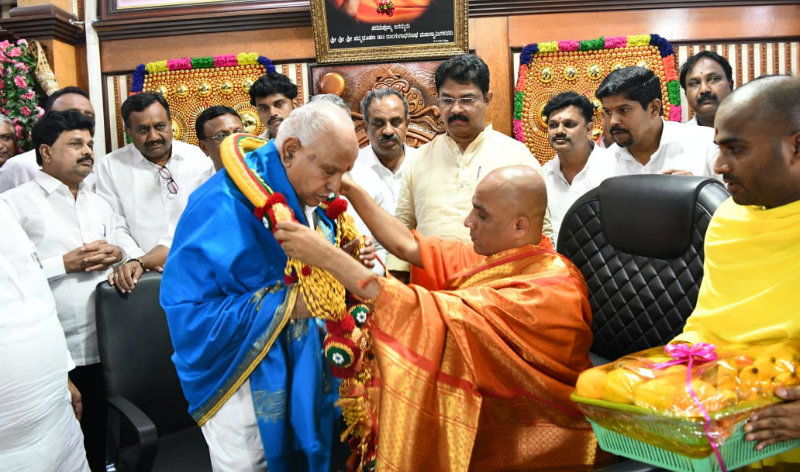 bsy meets Sri Nirmalananda Swamiji2