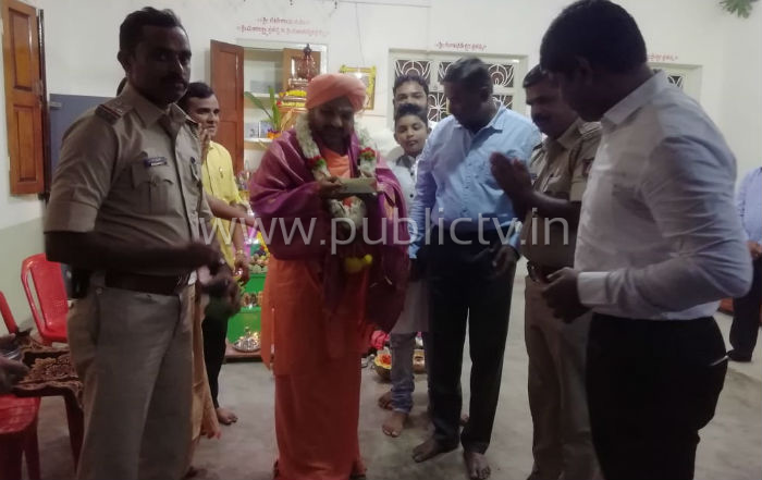 ರಾಸಲೀಲೆ ಕೇಸ್ನಲ್ಲಿ ಸಿಕ್ಕಿಬಿದ್ದಿದ್ದ ಸ್ವಾಮಿಗೆ ಪೊಲೀಸ್ ಅಧಿಕಾರಿಗಳಿಂದ ಸನ್ಮಾನ 3 KPL 2 copy
