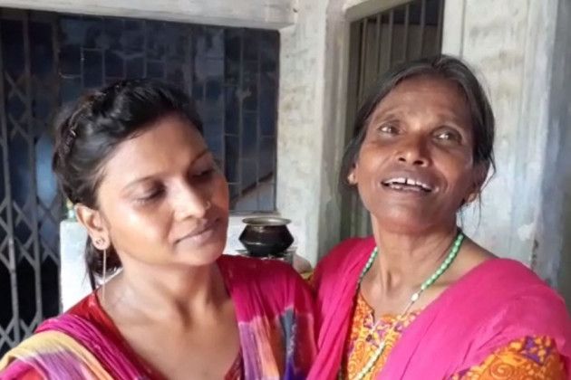 Ranu Mondal with her daughter