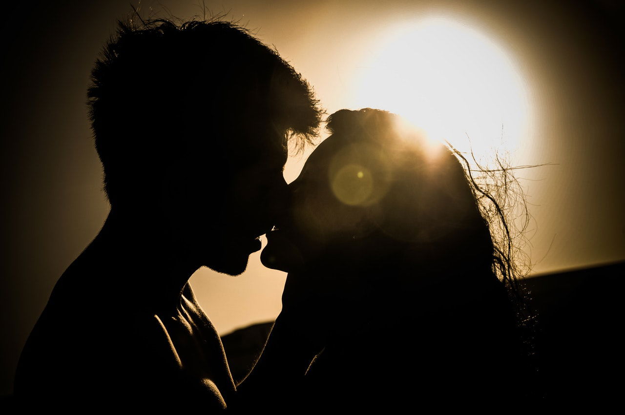 KISSING 1