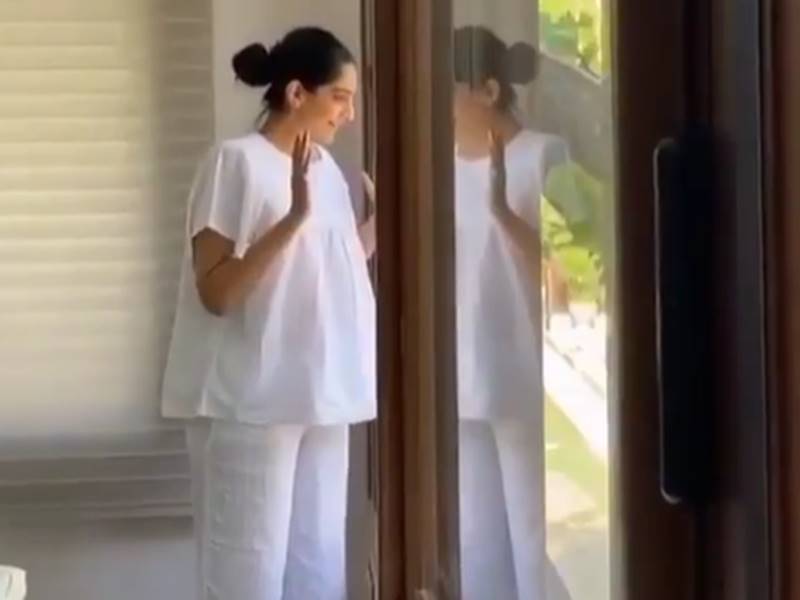 sonam kapoor baby bump