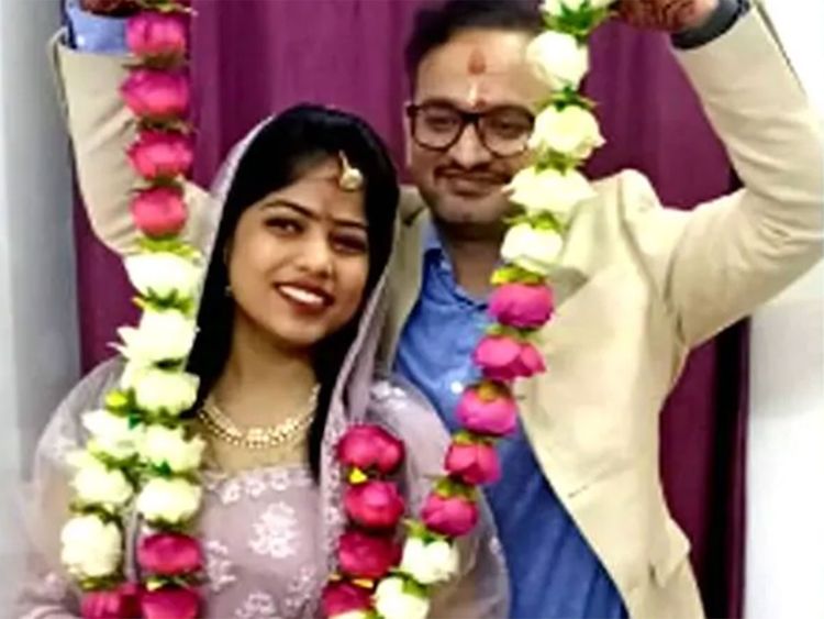 Indian couple gets married in lockdown avoid stigma 171a7817d65 large