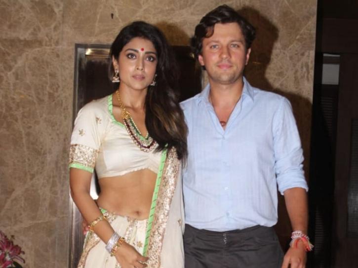 Shriya Saran with husband 5e95a25b91e85