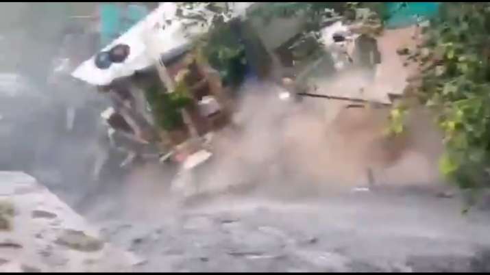 Delhi road rain 1