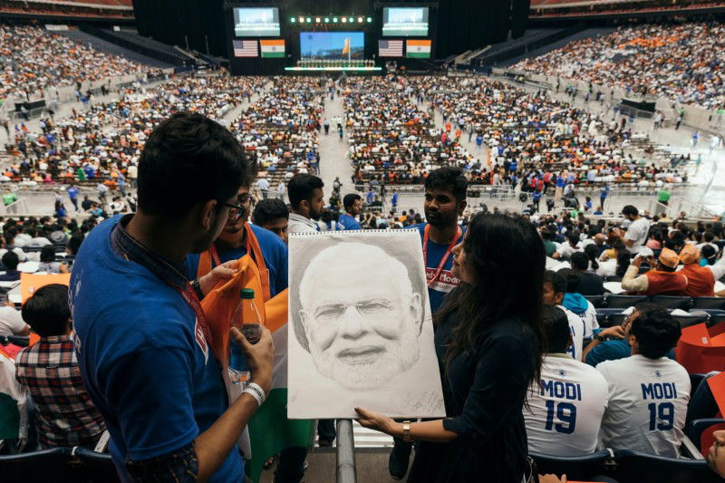 howdy modi 322 scaled medium