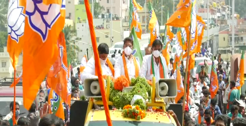 Munirathna BJP Road Show 11