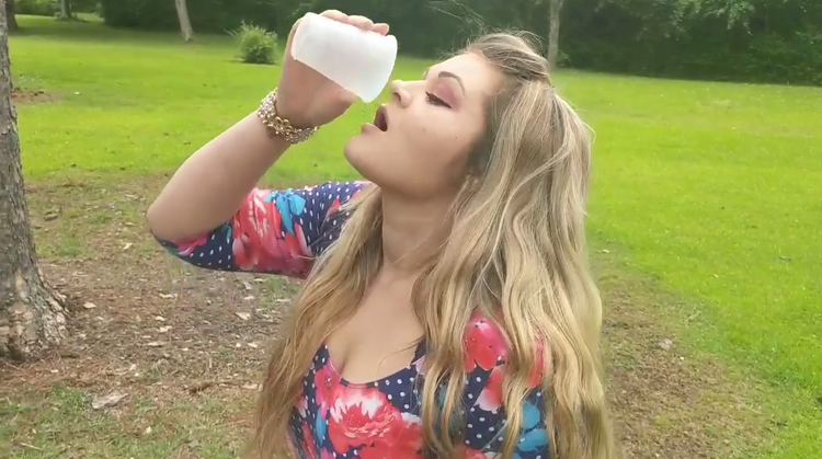 US girl drinks dogs urine every day 1