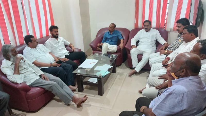 Moorusavira Mutt Land Gifted To KLE Society Lingayat leaders Meeting 1