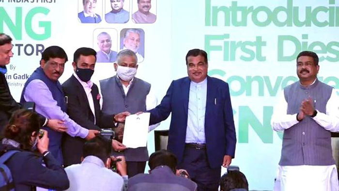 Murugesh Nirani Nitin Gadkari CNG Tractor 3