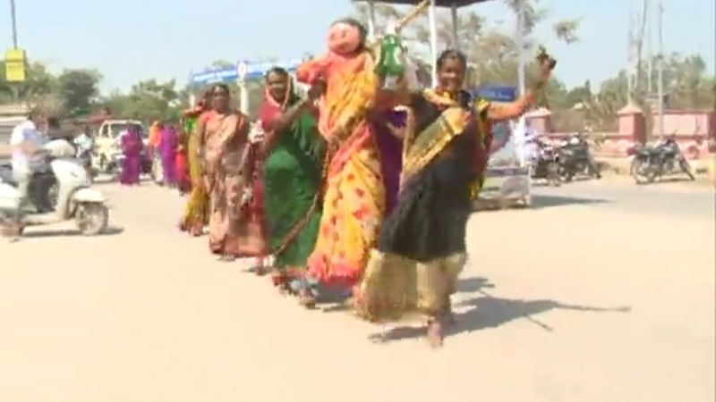 Raichur Liquor sales protest5