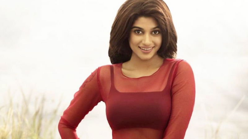 oviya3
