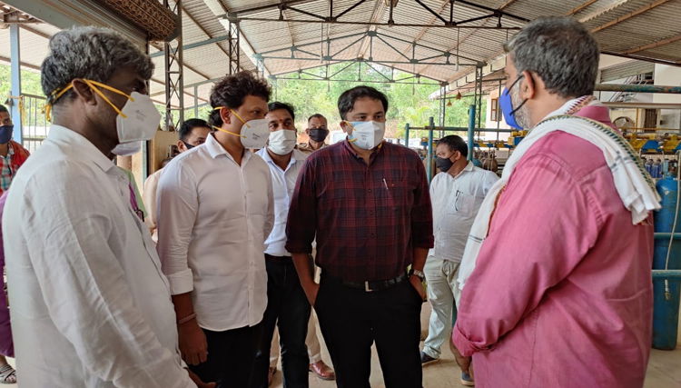 Minister Kota Srinivas Poojary visits Oxygen Refilling Unit Mangaluru 3