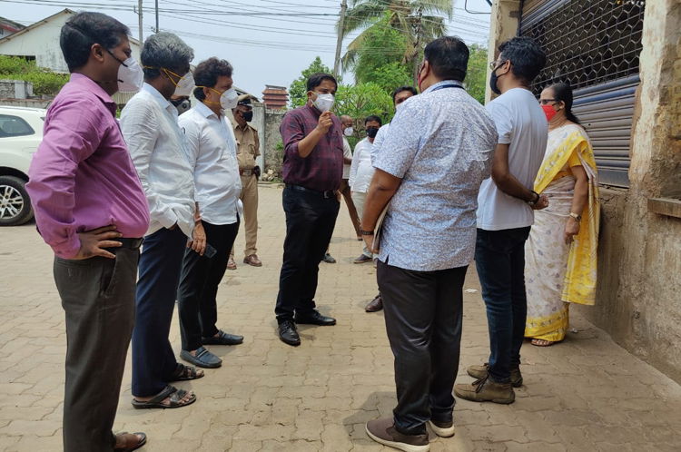 Minister Kota Srinivas Poojary visits Oxygen Refilling Unit Mangaluru