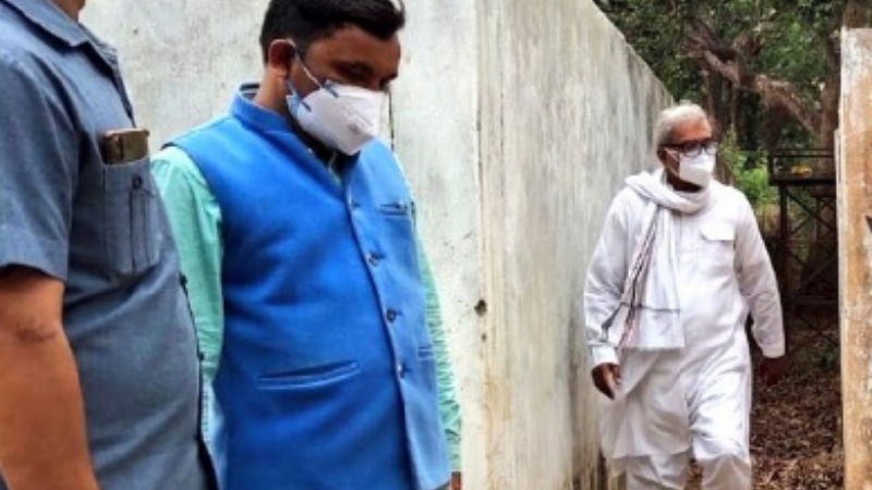 mp cleans toilet3