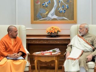 Modi Yogi aditynath small