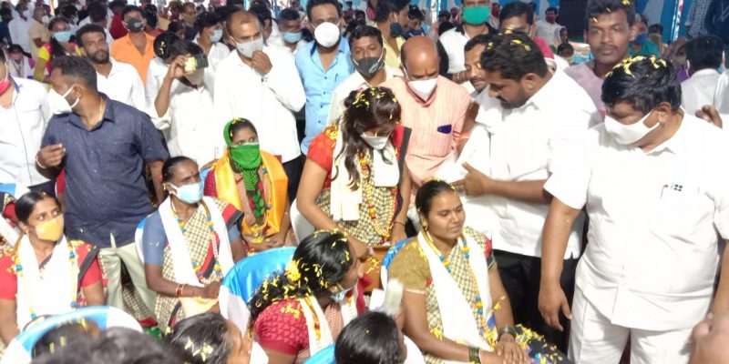 Nelamangala organization thanks corona warriors with a flower show 1 medium