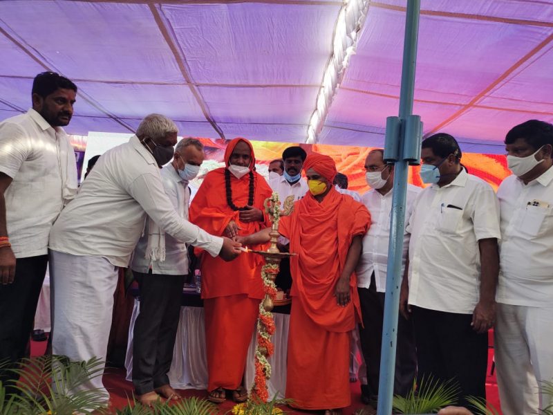 Nelamangala organization thanks corona warriors with a flower show 4 medium