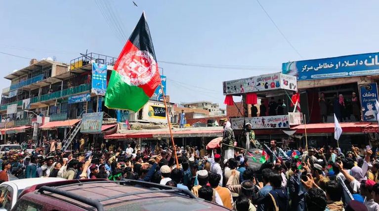 afghanistan-kabul-people-protest-showing-flags