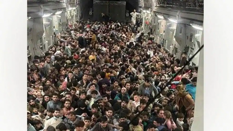 Viral fake photo IAF Airlifting 800 People From Kabul Amid Crisis