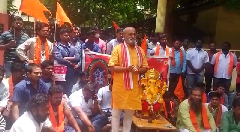 Pramod Muthalik, CM Basavaraj Bommai