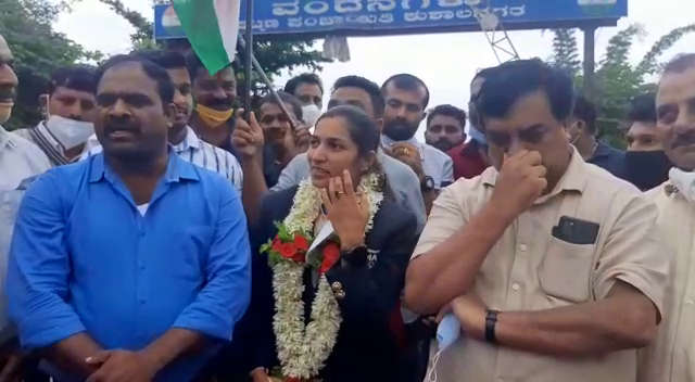 tokyo olympics Grand Welcome For hockey National Coach Ankitha Suresh suntikoppa kodagu 1
