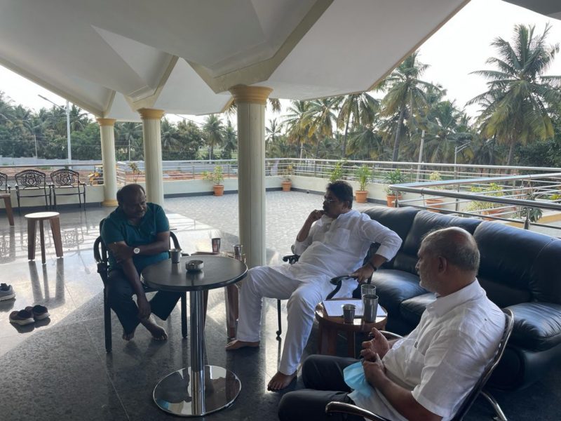 Ashok meets HD Kumaraswamy in Bidadi Farm House