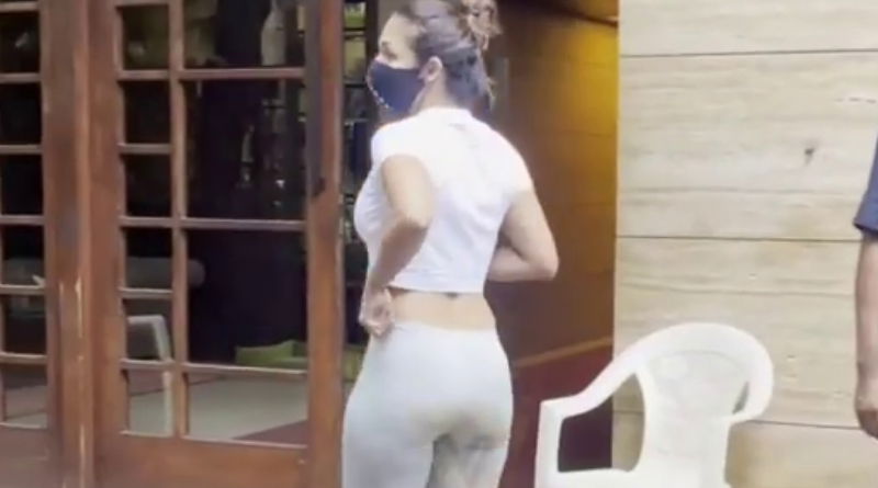 Bollywood Actress malaika arora walks like duck viral video 3