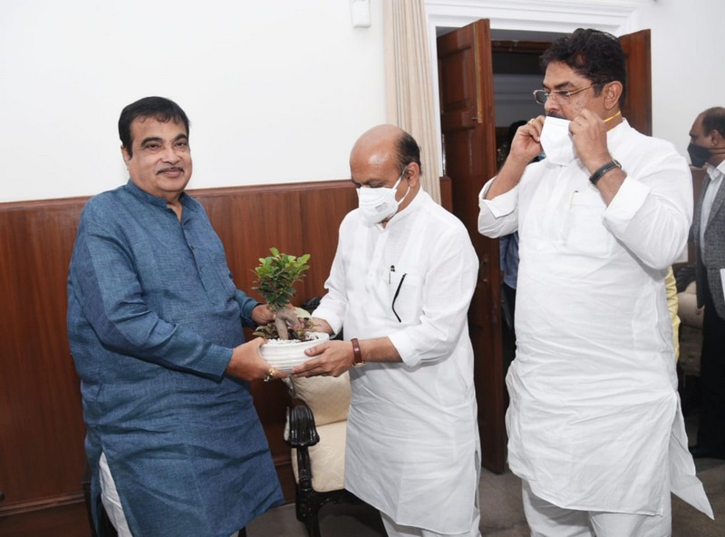 Chief Minister of Karnataka basavaraj bommai called on Union Minister nitin gadkari in New Delhi