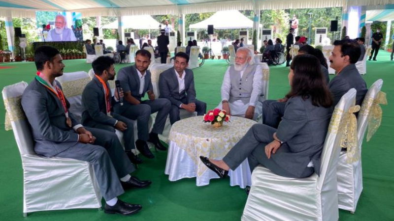 NARENDRA MODI MEET SPORTS CHAMPIONS 1
