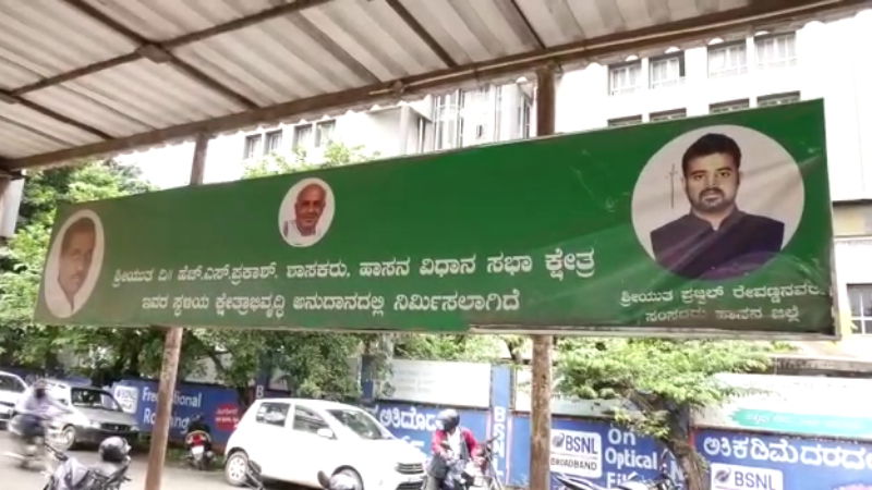 Prajwal Revanna Preetham J Gowda Photo Politics