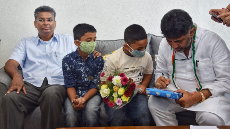 Vaccinate Karnataka winner DK Shivakumar Prize distribution 1