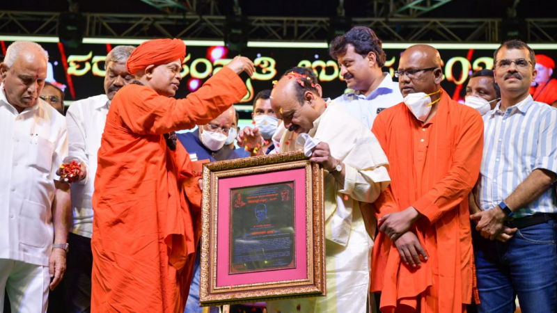 Dr. Shivamurthy Muruga Saranar Chitradurga CM 1