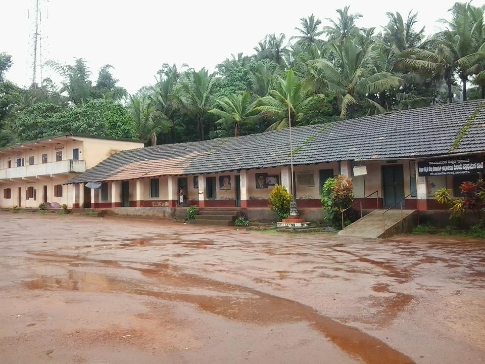 Old Students Group Contribute 2.41 Lakh To Sampaje Kallugundi Kannada Government School 2