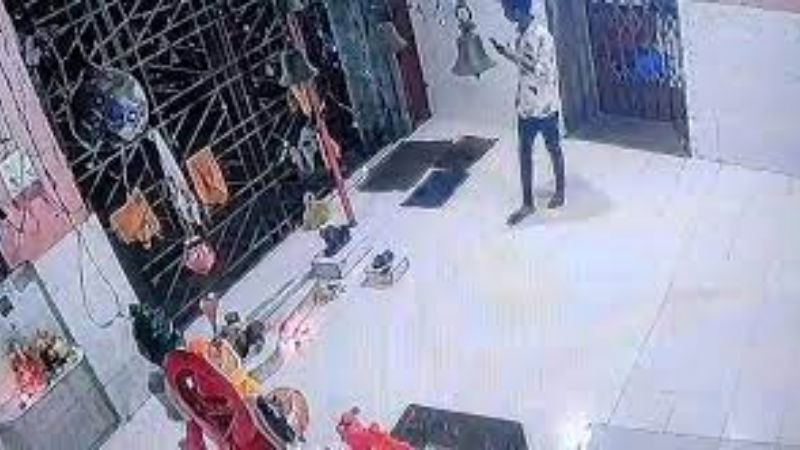 Thief Touches Lord Hanumans Feet 2