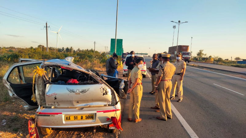 7 killed as car hits road divider in jagalur davangere 1