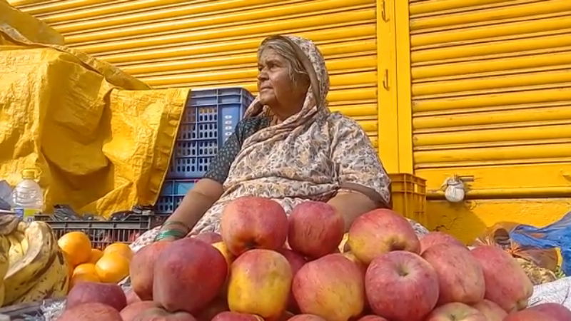 FRUITS WOMEN BAGALAKOTE 1