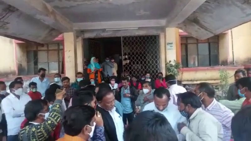attack on tahsildar by protesters Bidar 1