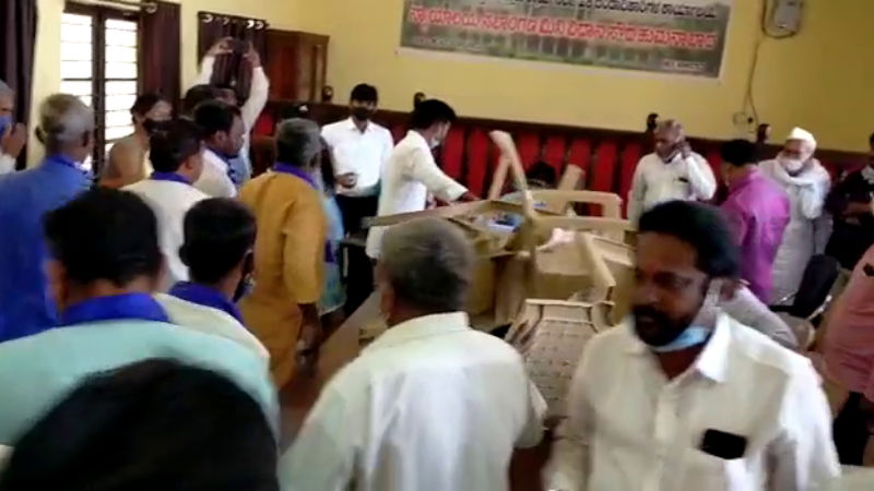 attack on tahsildar by protesters Bidar 2