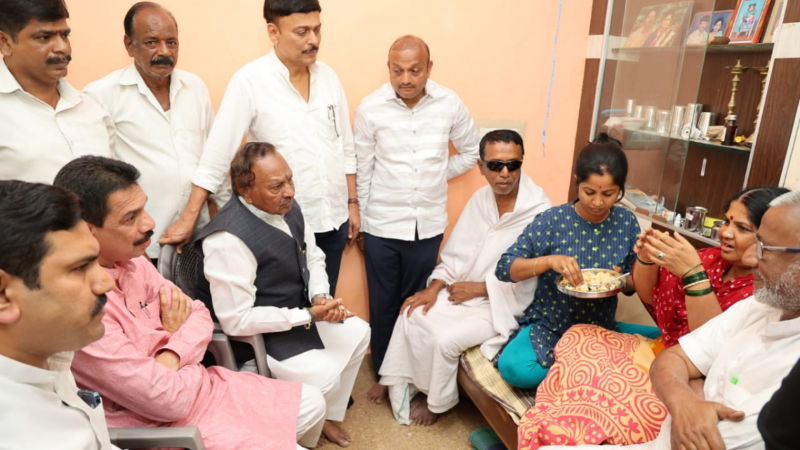 Karnataka BJP leaders visit to Harsha home in Shivamogga 2