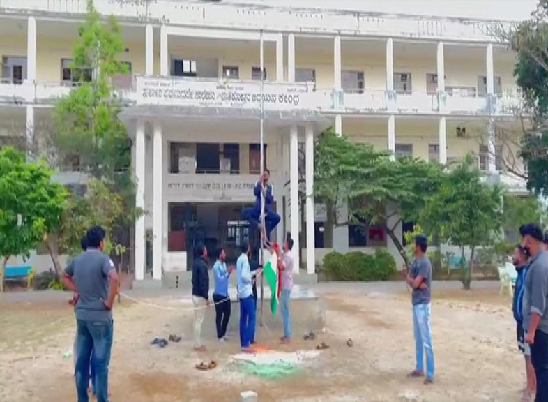 Karnataka Hijab Row NSUI activists hoists national flag in Shivamogga 1